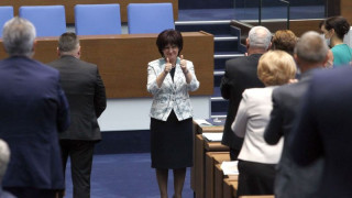 Караянчева остава шеф на парламента