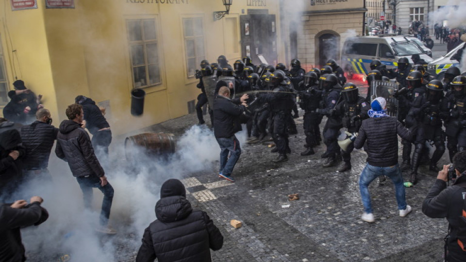 Остри сблъсъци в Прага след новите мерки за К-19 | StandartNews.com