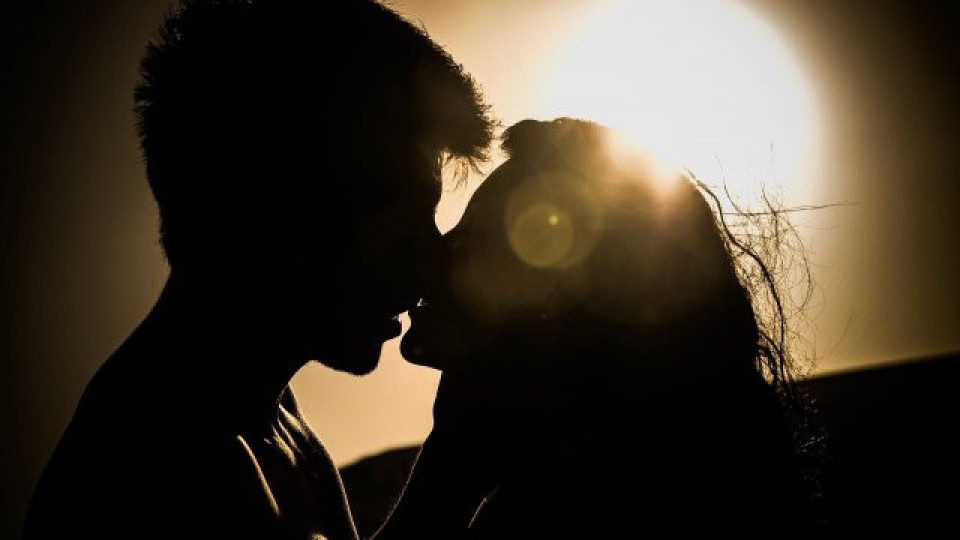 Скъпо удоволствие: 400 евро за целувка без маска | StandartNews.com