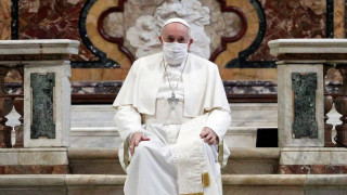 Папата за първи път с маска