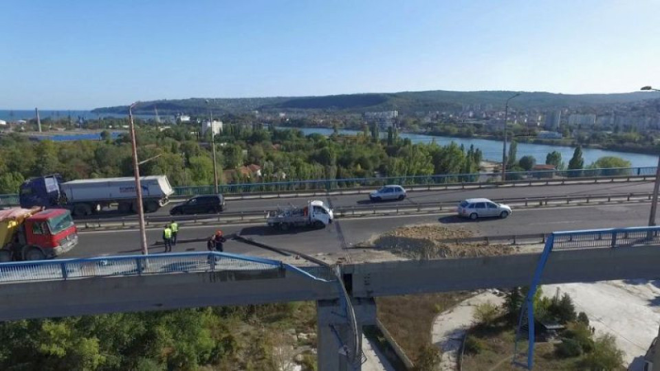 Камион падна от Аспаруховия мост, шофьорът загина | StandartNews.com