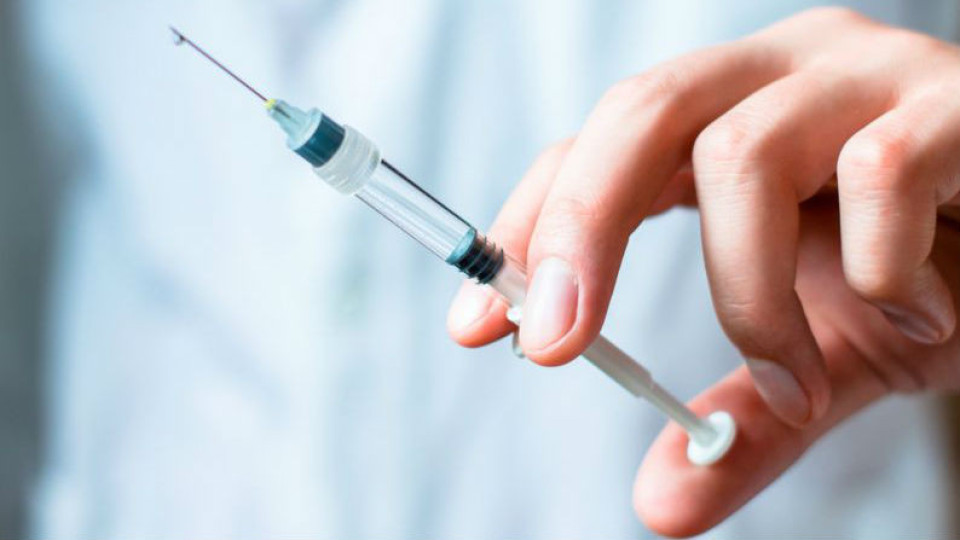 По погрешка поставиха петорна ваксина на служители | StandartNews.com