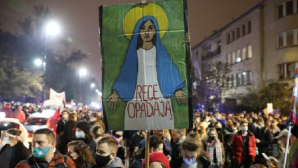 Хиляди на простест срещу закона за абортите в Полша | StandartNews.com