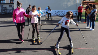 Световна шампионка учи деца на ски бягане в Банско
