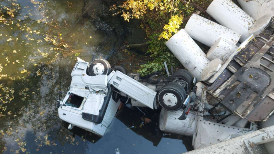 ТИР падна в река, шофьорът оцеля | StandartNews.com
