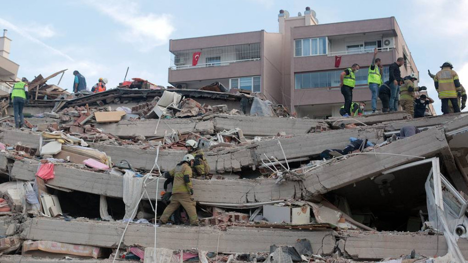 Загиналите от земетресението вече са 12 | StandartNews.com