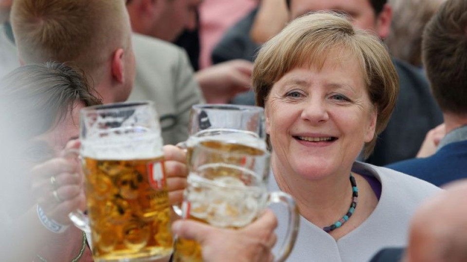 Забраниха на Меркел да влиза в бирария | StandartNews.com