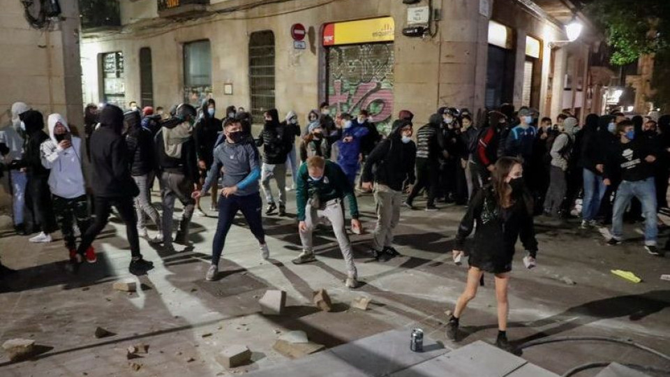 Улични битки в Испания заради COVID-19 | StandartNews.com