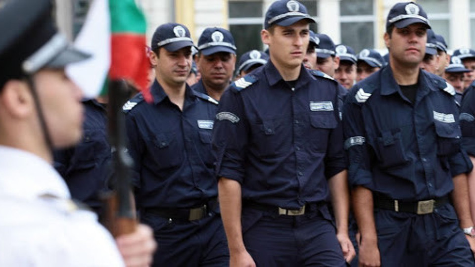 Полицаите на протест за по-високи заплати | StandartNews.com