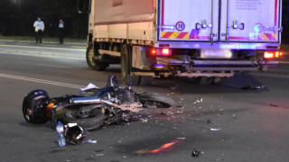 Тежка катастрофа между камион и мотор в София