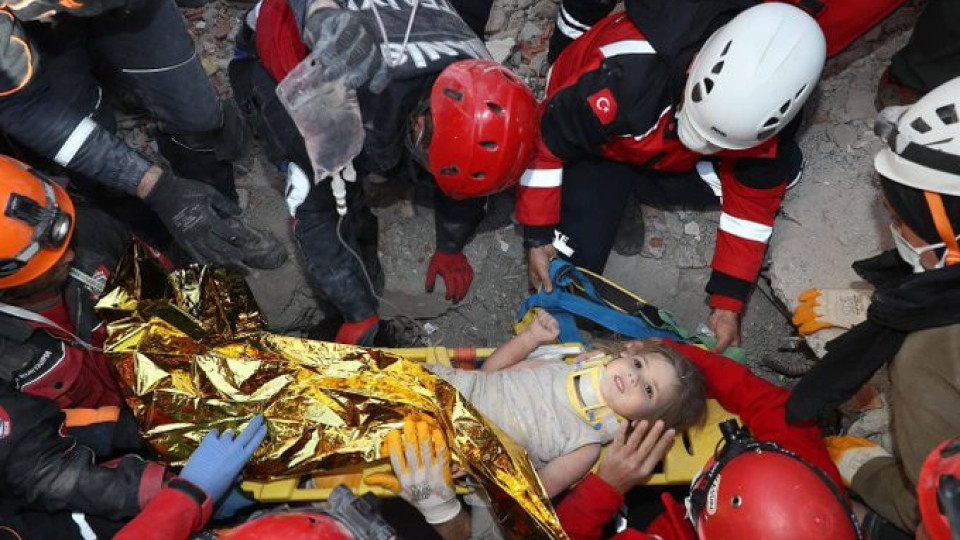Чудо в Измир. След 91 ч. спасиха дете под руините | StandartNews.com