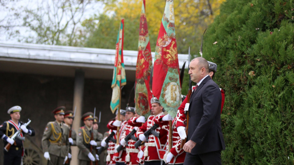 Радев почете загиналите военни на Архангелова задушница | StandartNews.com