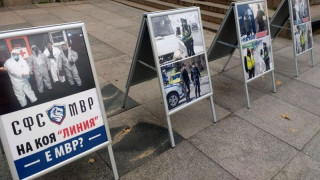 Полицаите стартираха протеста си с изложба