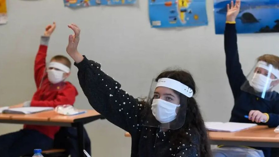 Учители искат маски в час, ученици и родители - не | StandartNews.com