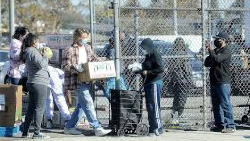 Брад Пит закара храна на бедните | StandartNews.com