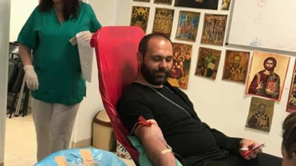 Свещеници даряват кръвна плазма във ВМА | StandartNews.com