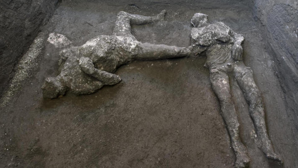 Господар и роб, бягащи от лавата, откриха в Помпей | StandartNews.com