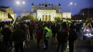 Протестиращи нахлуха на Коледния базар