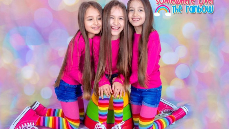 8-годишни тризначки дариха косите си | StandartNews.com
