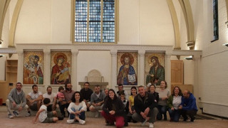 Българи се молят пред нов иконостас в Хамбург