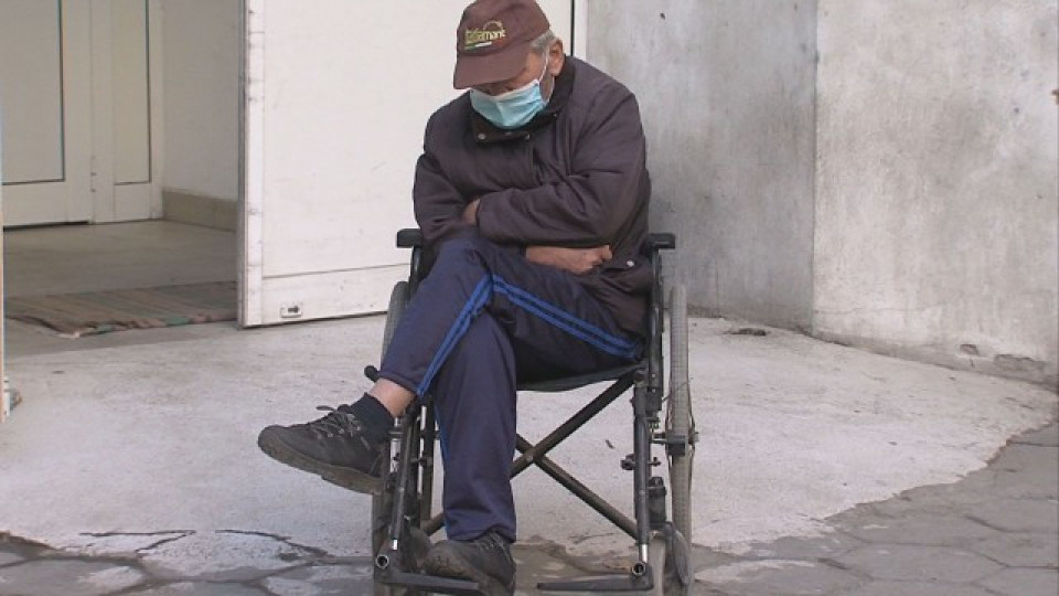 Скандал.Опериран с пневмония чака часове за болница | StandartNews.com