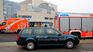 Кола нарочно удари офиса на Меркел