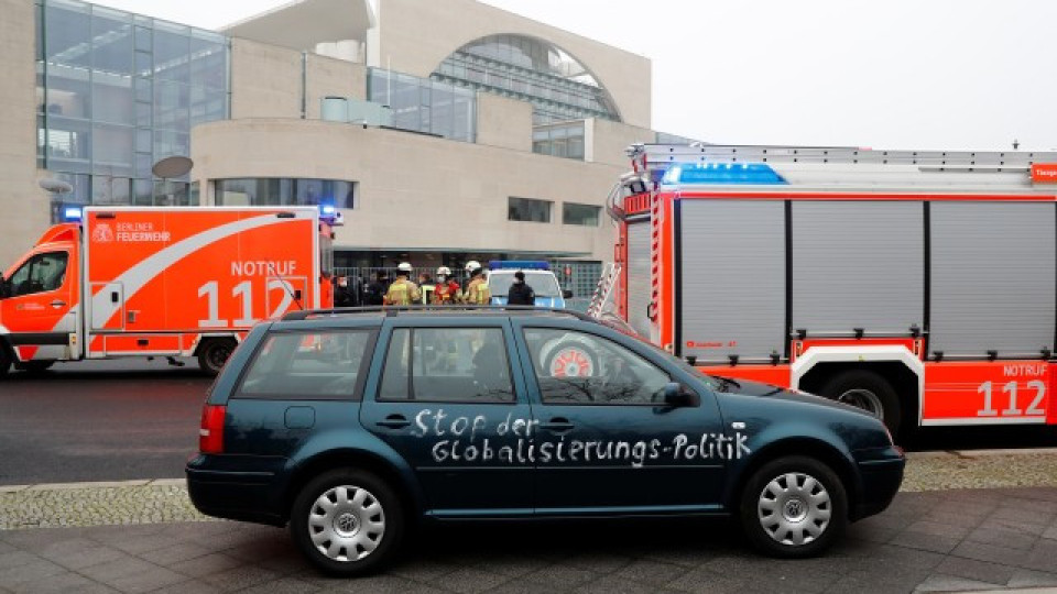 Кола нарочно удари офиса на Меркел | StandartNews.com