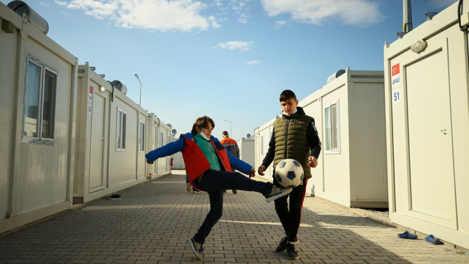 "Град-контейнер" за оцелелите от земетресението в Измир | StandartNews.com