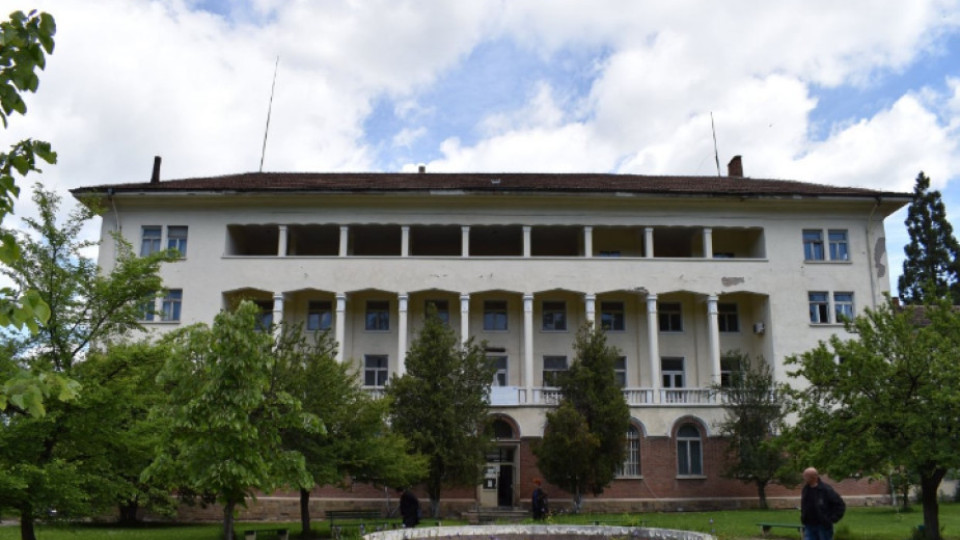 Затвориха болница в Перник заради медици с ковид | StandartNews.com