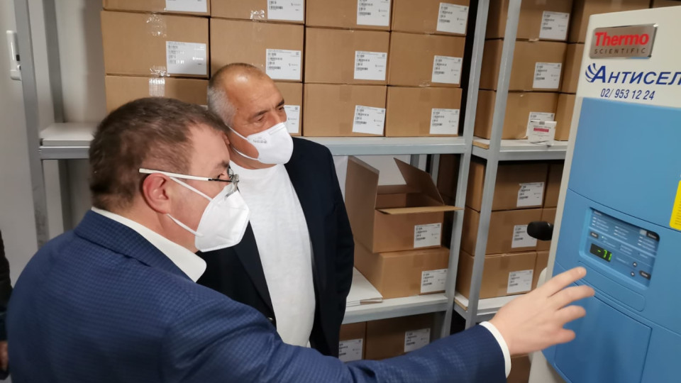 Борисов нагледа хладилниците за ваксини | StandartNews.com