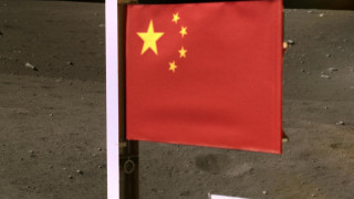 Китайското знаме остана на Луната