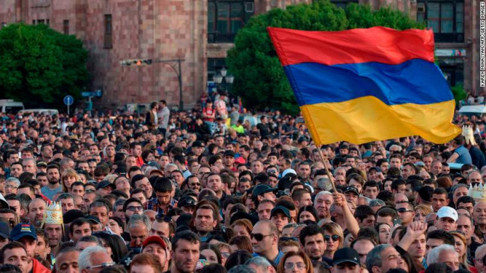 Хиляди искат оставката на премиера в Армения | StandartNews.com