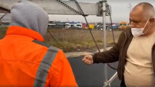 Борисов гледа как полагат асфалт на Околовръстното