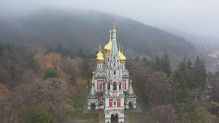 Църквата под Шипка се руши. Спешно я ремонтират