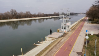 Момиче падна в леда на Гребната в Пловдив