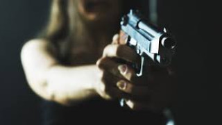 Жена насочи пистолет към касиерка в хипермаркет