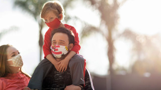 СЗО: Носете маски и на семейните празници