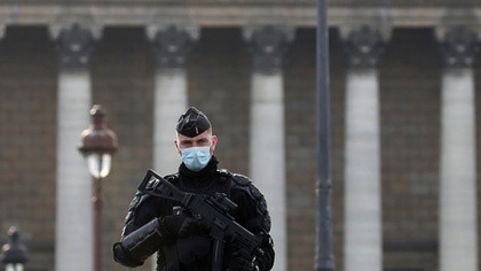 Въоръжен взе заложници край Париж | StandartNews.com