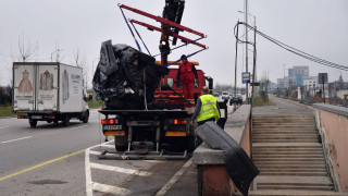 Автомобил влезе в подлез на Ботевградско