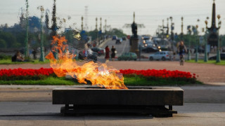 Деца угасиха Вечния огън в Санкт Петербург със сняг