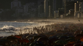 Тълпи от туристи на плажовете в Рио