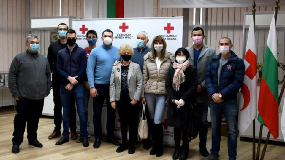 Млади социалисти от София дариха дрехи на БЧК | StandartNews.com