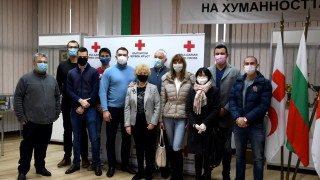 Млади социалисти от София с дарение за БЧК