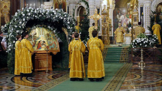 В църквата на Коледа само с маска