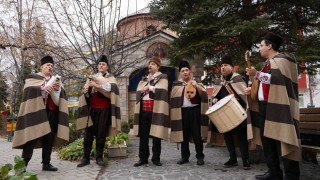 "Филип Кутев" с изненадващ концерт пред Пирогов