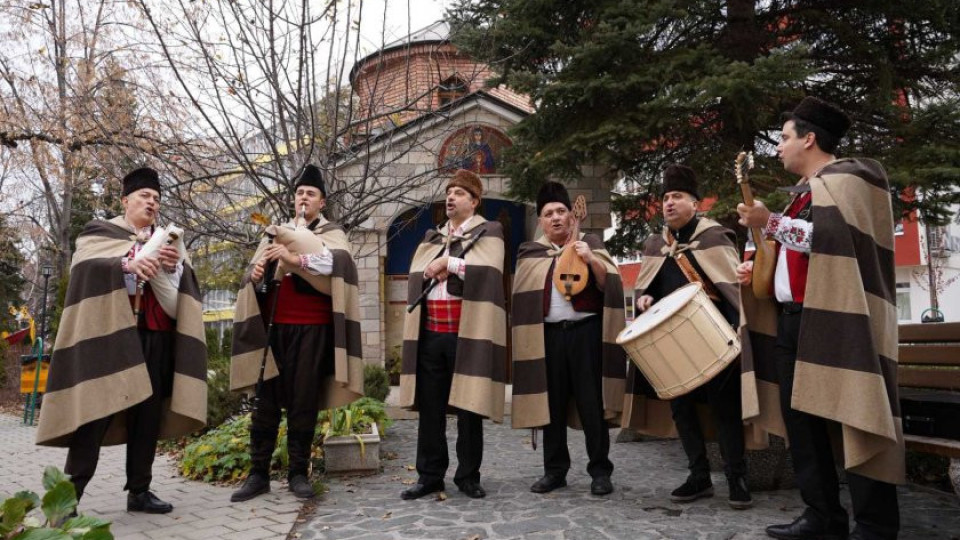 "Филип Кутев" с изненадващ концерт пред Пирогов | StandartNews.com