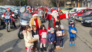 Дядоколедовци на мотори раздават подаръци в Бургас