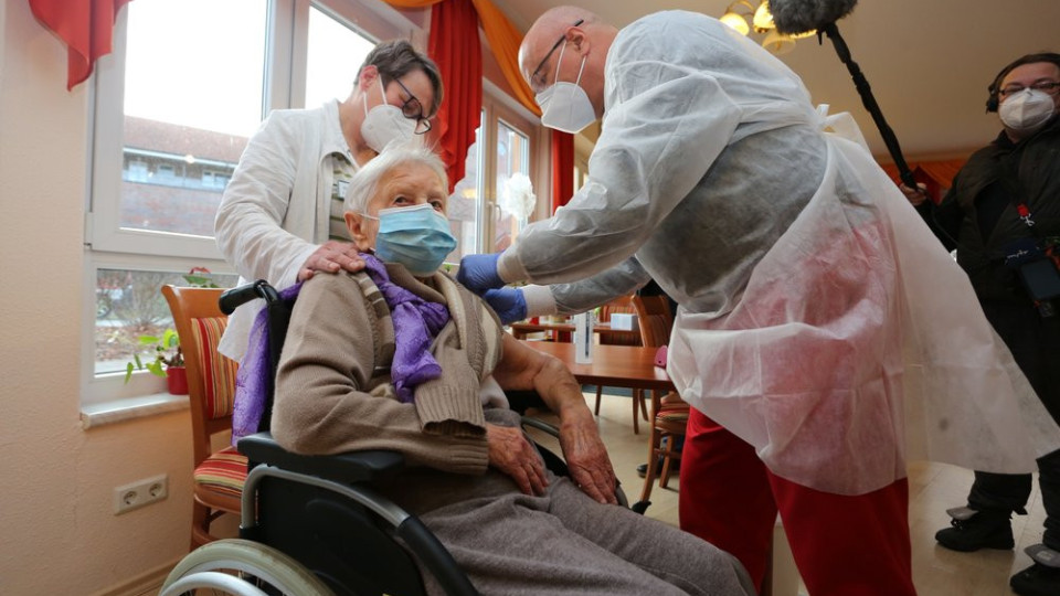 101 годишна е първата ваксинирана в Германия | StandartNews.com