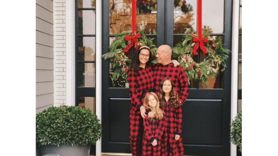 Брус Уилис показа семейството си с коледни пижами | StandartNews.com