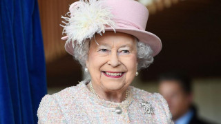 Интрига в Бъкингам: Кралицата не спомена Хари